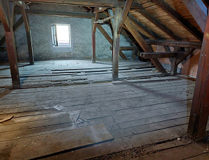 Zateplení stropu rodinného domu pomocí foukané izolace